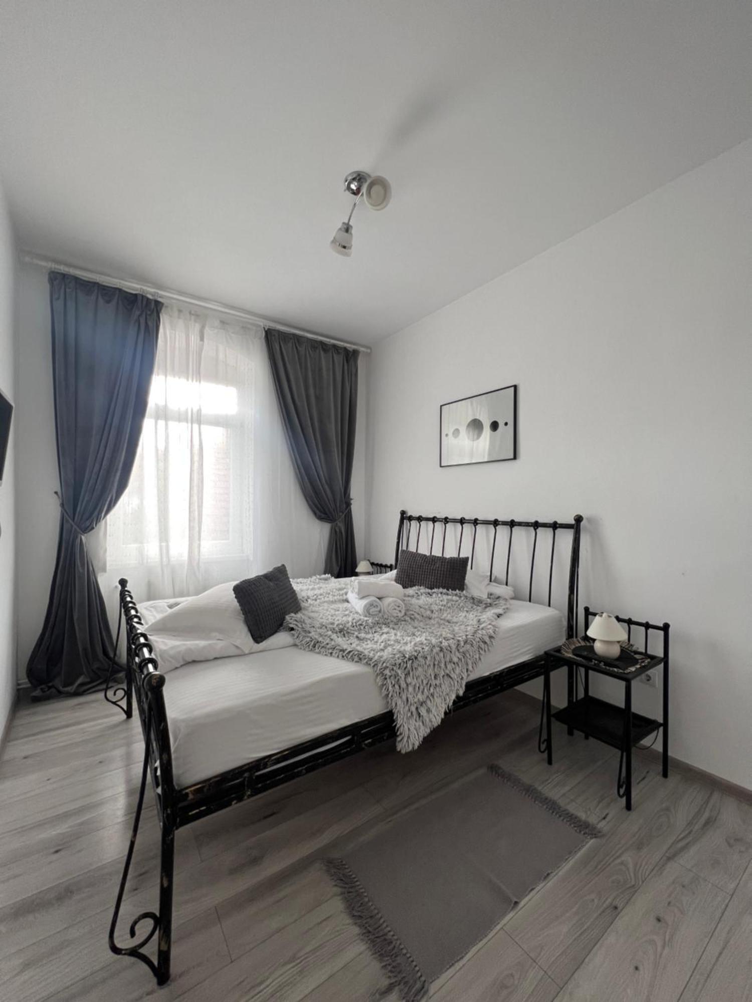 Apart City Center Brasov Bagian luar foto